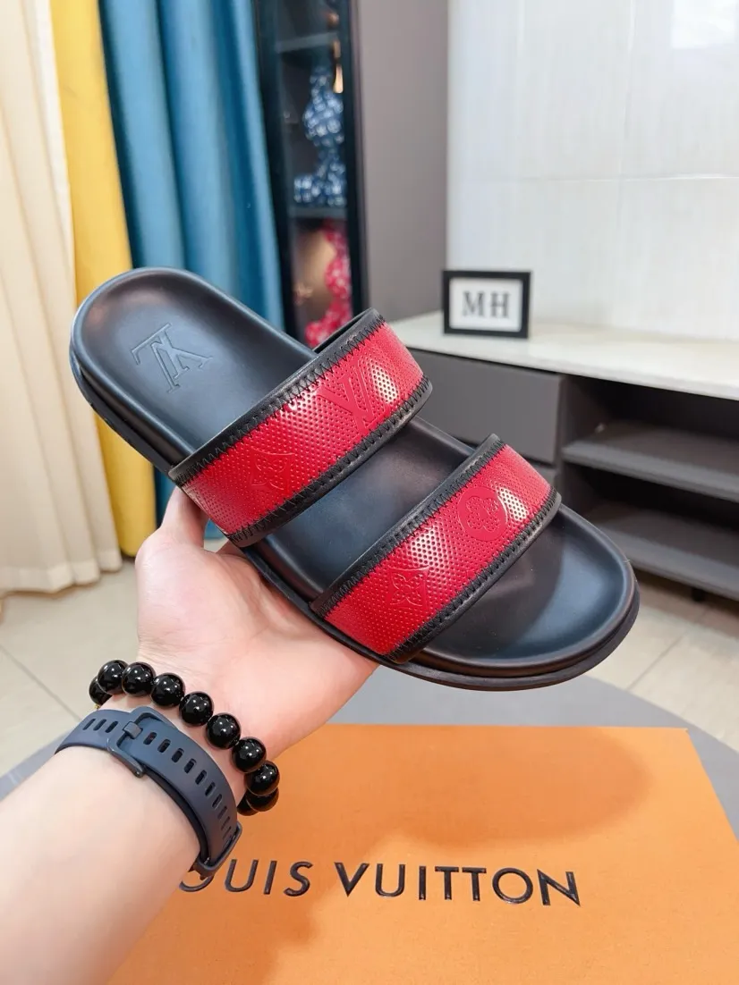 Ex-factory price 320🌹🌹 (lv-Louis Vuitton) new men's sandals, high-end boutique, exquisite embossed logo decoration on the upper, fine workmanship, super soft soles, casual, loose and comfortable, a must-have in summer! \nsize：38-44